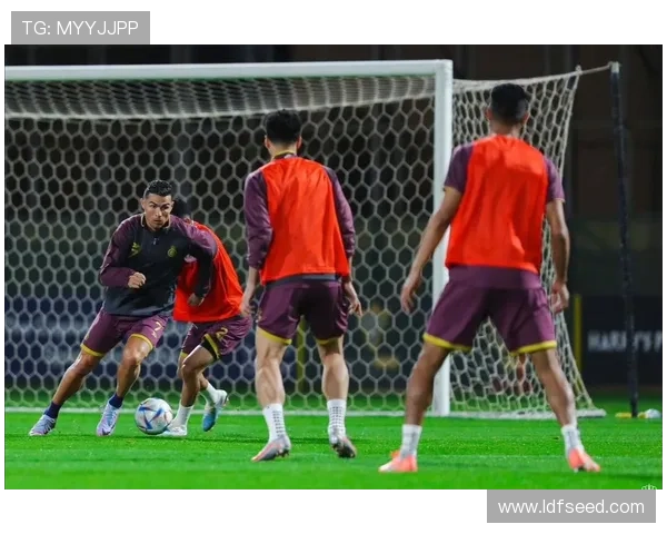 C罗本周二现身利雅得训练场 C罗本周二现身利雅得训练场